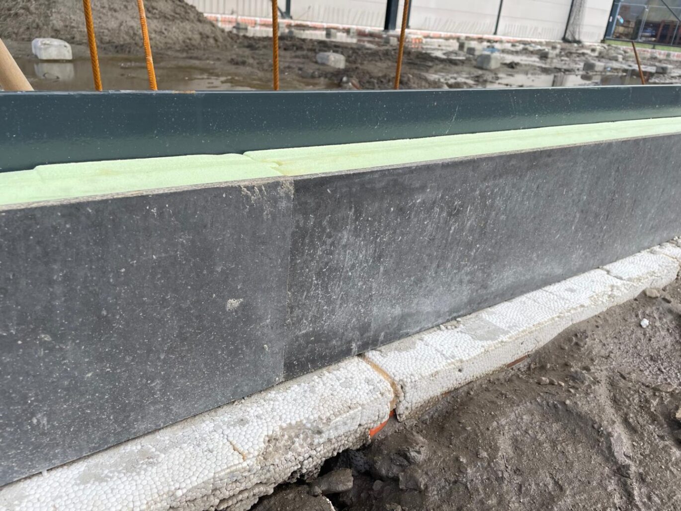 Geïsoleerde kantplank als randkist staalconstructie