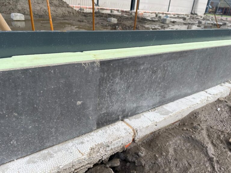 Geïsoleerde kantplank als randkist staalconstructie